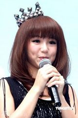 组图：瑶瑶办签唱会 与“甜心战队”共舞《Honey》