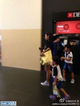 组图：张柏芝带儿子游玩 兄弟紧跟妈妈亲密无间