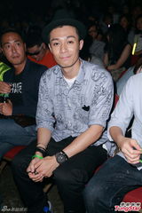 组图：陈奕迅演唱会化浓妆 搞怪献唱掀高潮