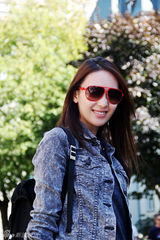 组图：童瑶蒙特利尔街拍  再度延续自然森女风