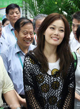 幻灯组图：解小东容祖儿现身世博 共唱《生命阳光》