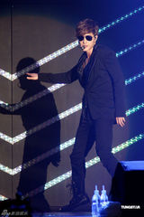 组图：金贤重开唱露胸耍性感 与gaga撞期仍火爆