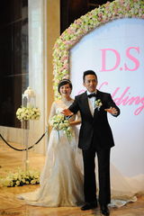 高清图：孙俪邓超上海大婚 新人现身当众亲吻