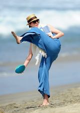 组图：海瑟薇海滩疯狂玩球 手穿胯下柔韧性超好