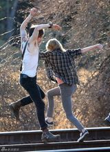 组图：泰勒MV与男模亲昵搂抱 金鸡独立露奶罩