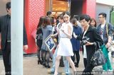 组图：倪妮白裙代言气质优雅宛若女神