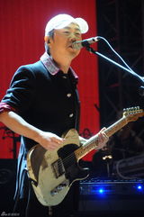 组图：崔健上海开唱《一无所有》引大合唱