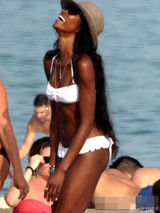 组图：黑珍珠纯白比基尼海滩度假 戴草帽心情靓