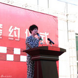 组图：海清不惧高温捞金 引礼仪小姐偷瞄