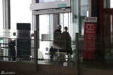组图：崔健倪虹洁机场同行 低头耳语举止亲密