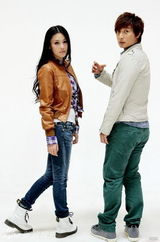 组图：《致命闪玩》主演方力申张馨予拍摄海报