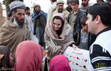 组图：安吉丽娜-茱莉慰问阿富汗难民 造型似圣母