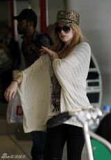 组图：艾薇儿与未婚夫黑白配 豹纹潮装内衣带滑落