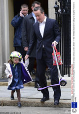 组图：英首相卡梅伦送女上学 萌娃骑爸爸肩头