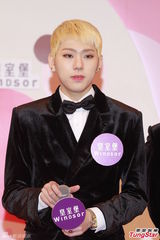 组图：韩团Block B亲民袭港 成员朴经疯狂送抱