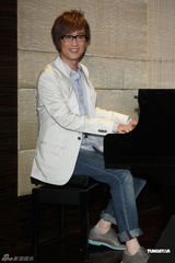 组图：周传雄发片温岚现身 送铁塔面包寓意深长