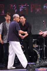 组图：五月天亮相电影首映会 台上火热献唱