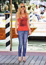 组图：威尼斯美裙盘点 休闲靓丽vs性感妖娆