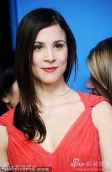 《阿曼尼亚》发布会 女星Aylin Tezel 红裙俏丽(图)