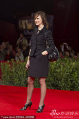 高清组图：电影《三》首映   苏菲-罗艺斯兴奋拍照