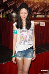 组图：冼色丽活动现场性感调酒