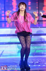 组图：首尔歌谣大赏 朴春甩掉鞋水晶露腹肌