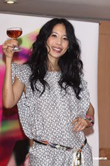 组图：莫文蔚提前穿白纱 卖性感与张亚东同台演出