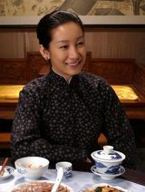 组图：《全家福》曝剧照 秦海璐素衣素颜不惧丑