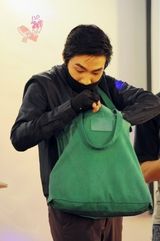 组图：网曝俞灏明2012年庆生照 戴口罩拥抱粉丝