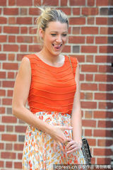 组图：莱弗利碎花裙赶拍《绯闻女孩》 搞怪表情不断