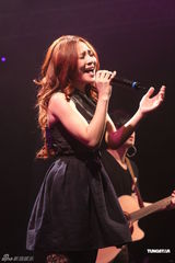 组图：梁文音办小型个唱 “姐妹淘”严爵弹琴献声