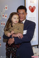 组图：古天乐破歌喉挑战歌舞片 亲吻小孩逗趣