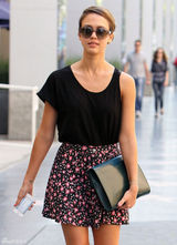 组图：杰西卡-阿尔芭街拍短裙秀美腿