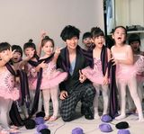 组图：林俊杰新专辑宣传照与芭蕾宝贝合拍