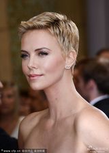 组图：查理兹-塞隆着白色抹胸裙 女王范十足