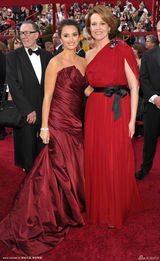 高清图：82届奥斯卡红毯 佩内洛普-克鲁兹红裙妖艳