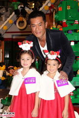 组图：古天乐出席圣诞亮灯式 祝福黄晓明早日康复