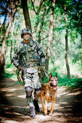 组图：《神犬奇兵》海报曝光 帅兵搭档超萌军犬