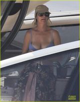 组图：乌玛瑟曼比基尼度假放松胸部下垂