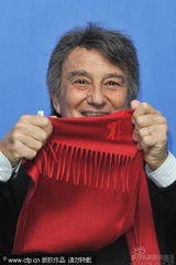 幻灯图集：《谜团》发布会 主创红围巾抢镜