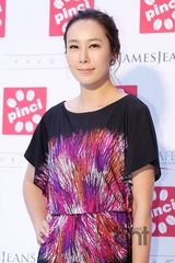 组图：朴宰范亮相时尚活动晒纹身 李相烨帅气