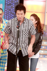 高清组图：陈伟霆《奖门人》抢镜 大玩胸爆气球