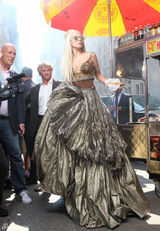 组图：Gaga《名利场》大片再蹬“恨天高”尴尬摔倒 