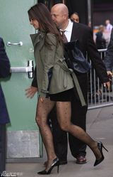 组图：35岁前阿汤嫂白发丛生 录早安美国秀长腿