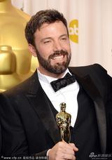 组图：奥斯卡后台-本-阿弗莱克与制片人合影