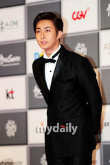 组图：釜山电影节开幕 金亨俊风度翩翩亮相