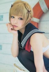 组图：日本少女偶像趴床制服诱惑 秀乳沟诱宅男