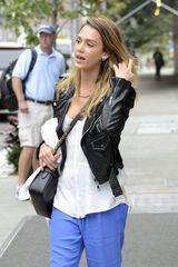 组图：杰西卡-阿尔芭携子出游 弯腰不慎春光乍现