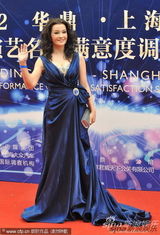 组图：刘晓庆深V长裙性感亮相华鼎奖红毯