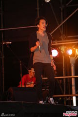 组图：音乐祭众星开唱 杨乃文音响出错频道歉